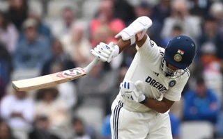 [WATCH] ENG vs IND 2025: Jaiswal's bat snaps against Woakes' nip backer in Manchester Test