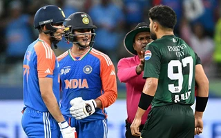 Haris Rauf speaks with Abhishek Sharma and Shubman Gill