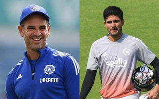 Ryan ten Doeschate [L] and Shubman Gill [R]