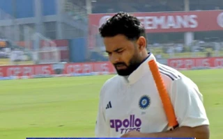 Rishabh Pant walking back
