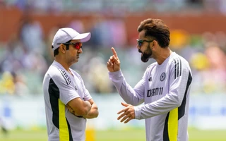 File pic of Virat Kohli and Gautam Gambhir in discussion