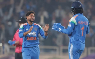 IND vs SA 2025, 1st ODI: Kuldeep Yadav [L] celebrates a wicket with KL Rahul [R]