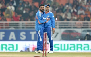 [WATCH] IND vs SA 2025: Varun Chakravarthy humbles Reeza Hendricks with skidding carrom ball in Mullanpur