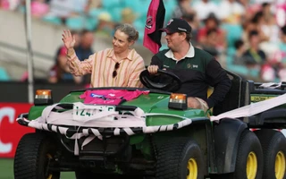 [WATCH] Alyssa Healy receives lap of honour at SCG after announcing her retirement