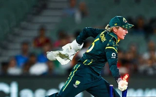 Beth Mooney set to become full-time wicketkeeper as Alyssa Healy takes the field for farewell series