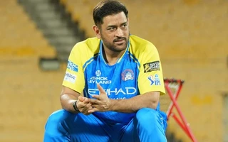 MS Dhoni travels with squad for MI vs CSK encounter, IPL return nears