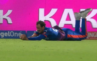 Mitch Starc catch