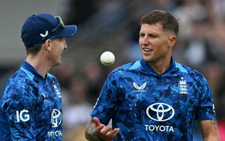 Harry Brook speaks with Brydon Carse (Source:Getty Images)