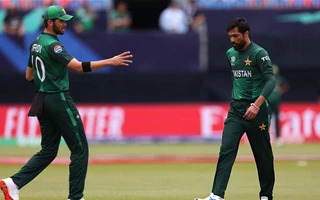 Shaheen Afridi of Pakistan interacts with Mohammad Amir