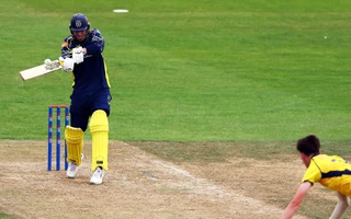[WATCH] Toby Albert hits six sixes in six balls for Hampshire against Sussex