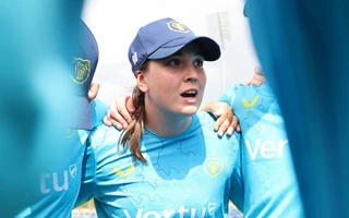 Glamorgan sign England off-spinner Georgia Davis on three-year deal