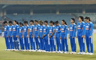 India and Zimbabwe wear black armbands to honour Sarah Dambanevana