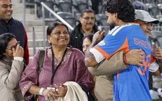 Shreyas Iyer hugs parents after India's thrilling win over New Zealand in 1st T20I