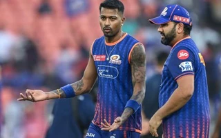 Hardik Pandya has a chat with Rohit Sharma, Punjab Kings vs Mumbai Indians, IPL 2025, Qualifier 2, Ahmedabad, June 1, 2025