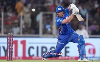 Jonny Bairstow punches the ball away, Punjab Kings vs Mumbai Indians, IPL 2025, Qualifier 2, Ahmedabad, June 1, 2025