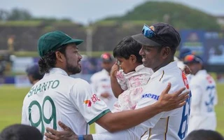 Najmul Hossain Shanto congratulates Angelo Mathews on his Test career, Sri Lanka vs Bangladesh, 1st Test, Galle, first day, June 17, 2025